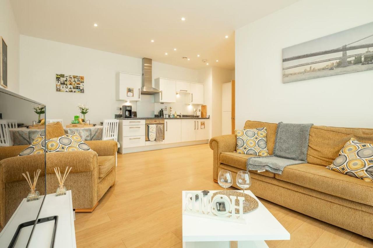 Central Bedford: Two Bedrooms, Breakfast Basket Екстериор снимка