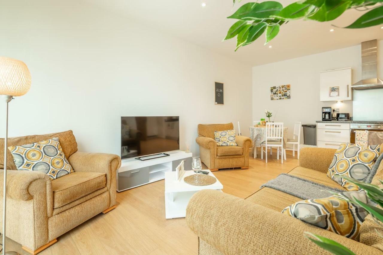Central Bedford: Two Bedrooms, Breakfast Basket Екстериор снимка