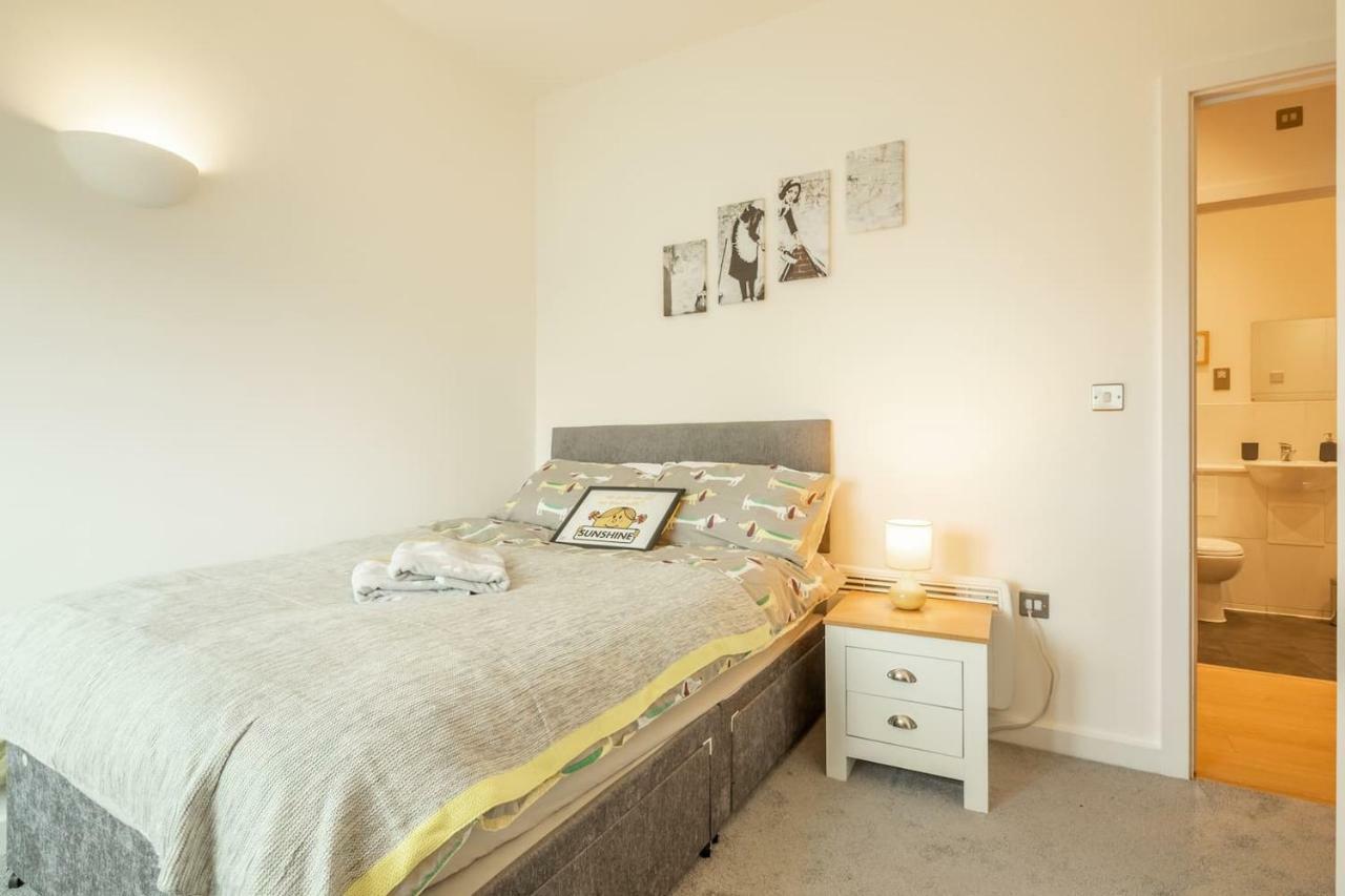 Central Bedford: Two Bedrooms, Breakfast Basket Екстериор снимка