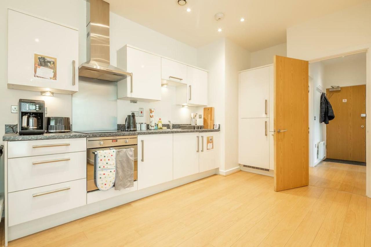 Central Bedford: Two Bedrooms, Breakfast Basket Екстериор снимка
