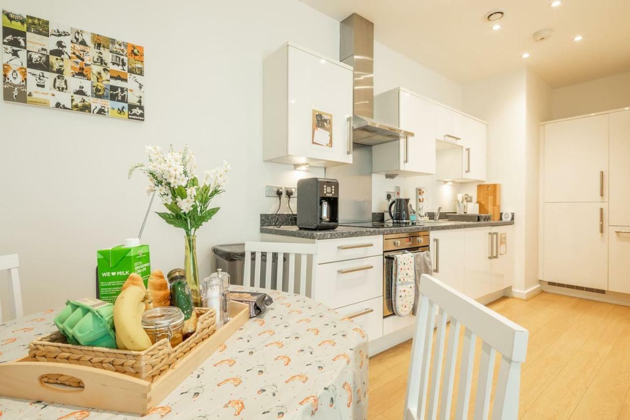 Central Bedford: Two Bedrooms, Breakfast Basket Екстериор снимка
