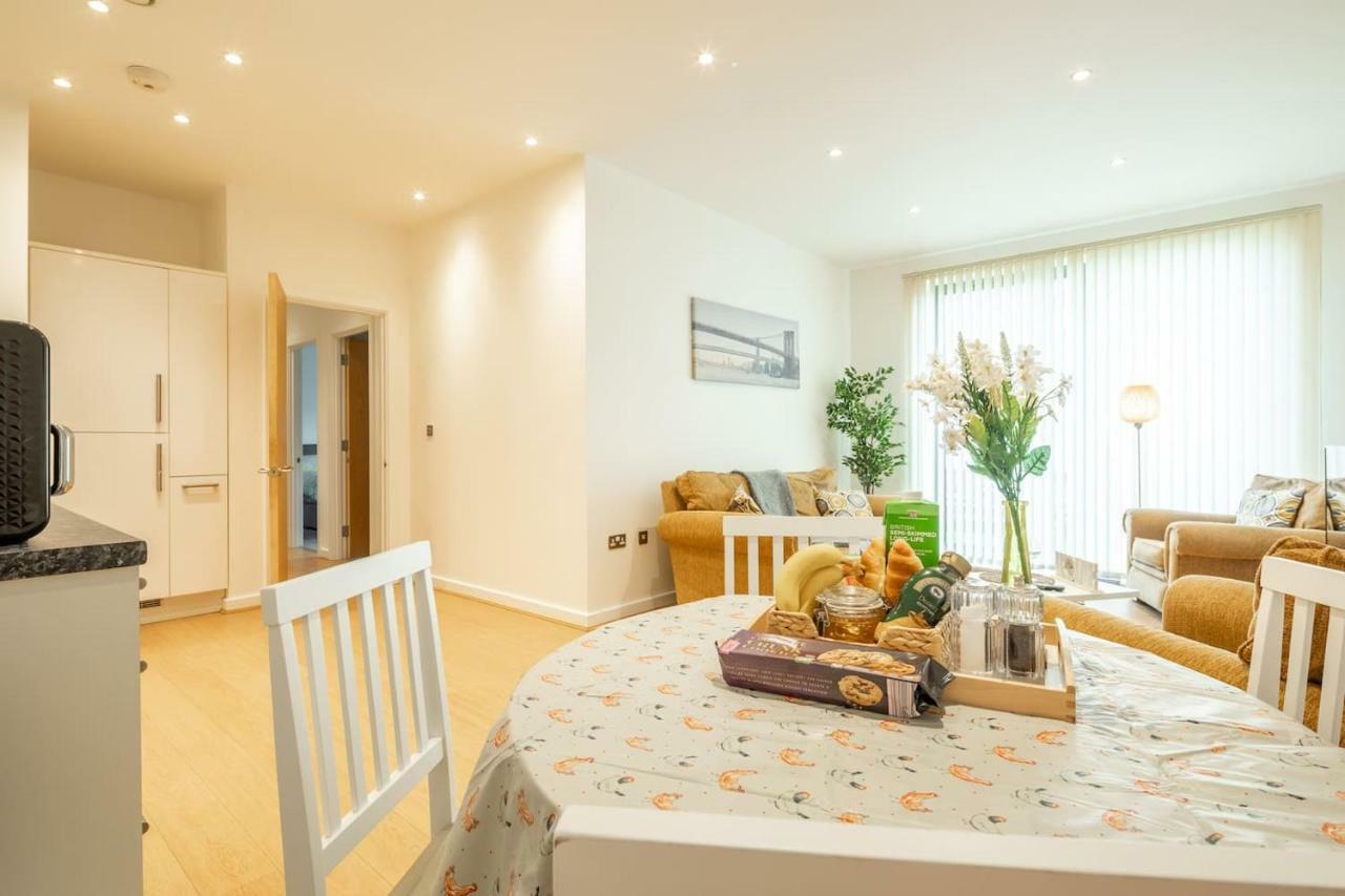Central Bedford: Two Bedrooms, Breakfast Basket Екстериор снимка