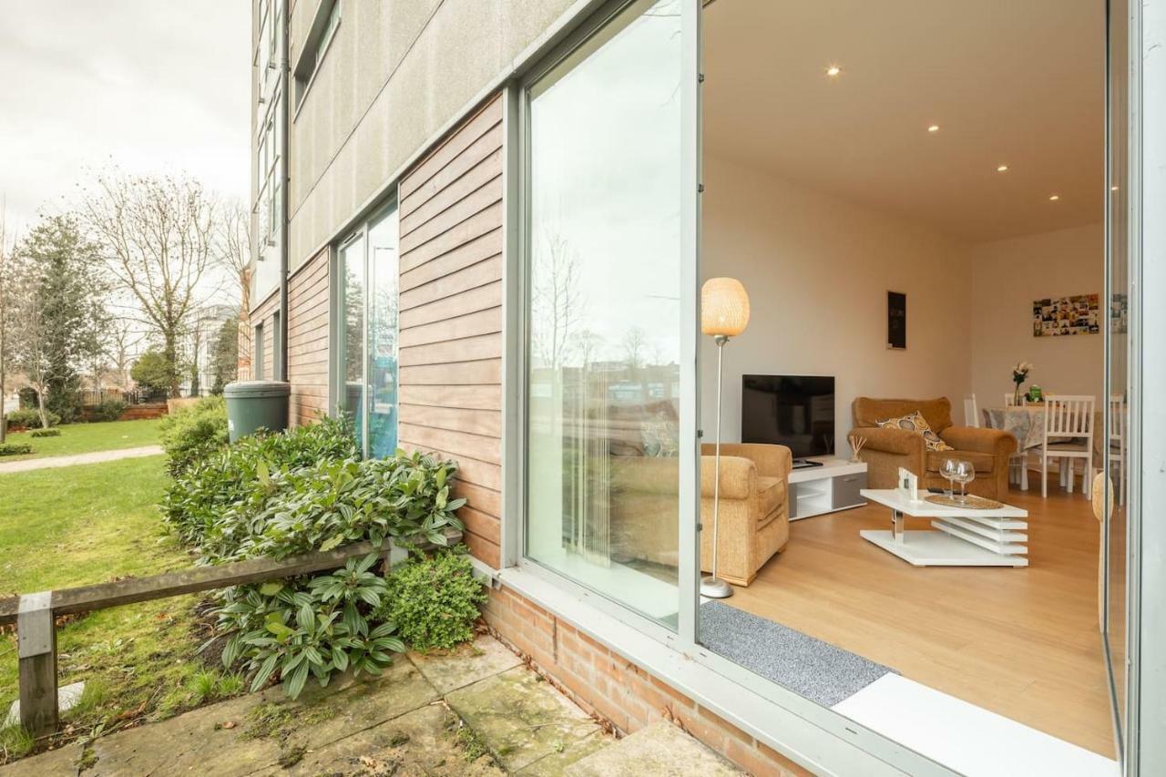 Central Bedford: Two Bedrooms, Breakfast Basket Екстериор снимка