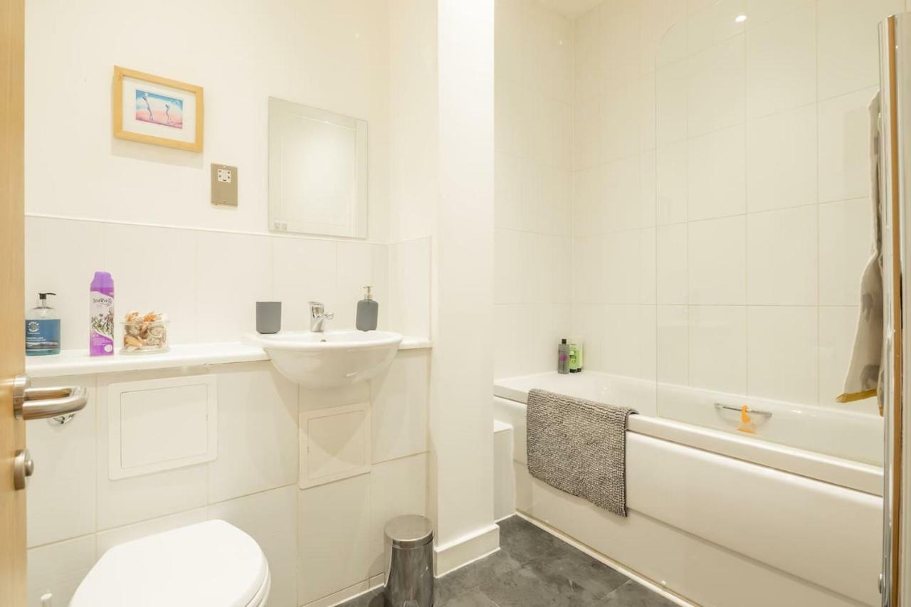 Central Bedford: Two Bedrooms, Breakfast Basket Екстериор снимка